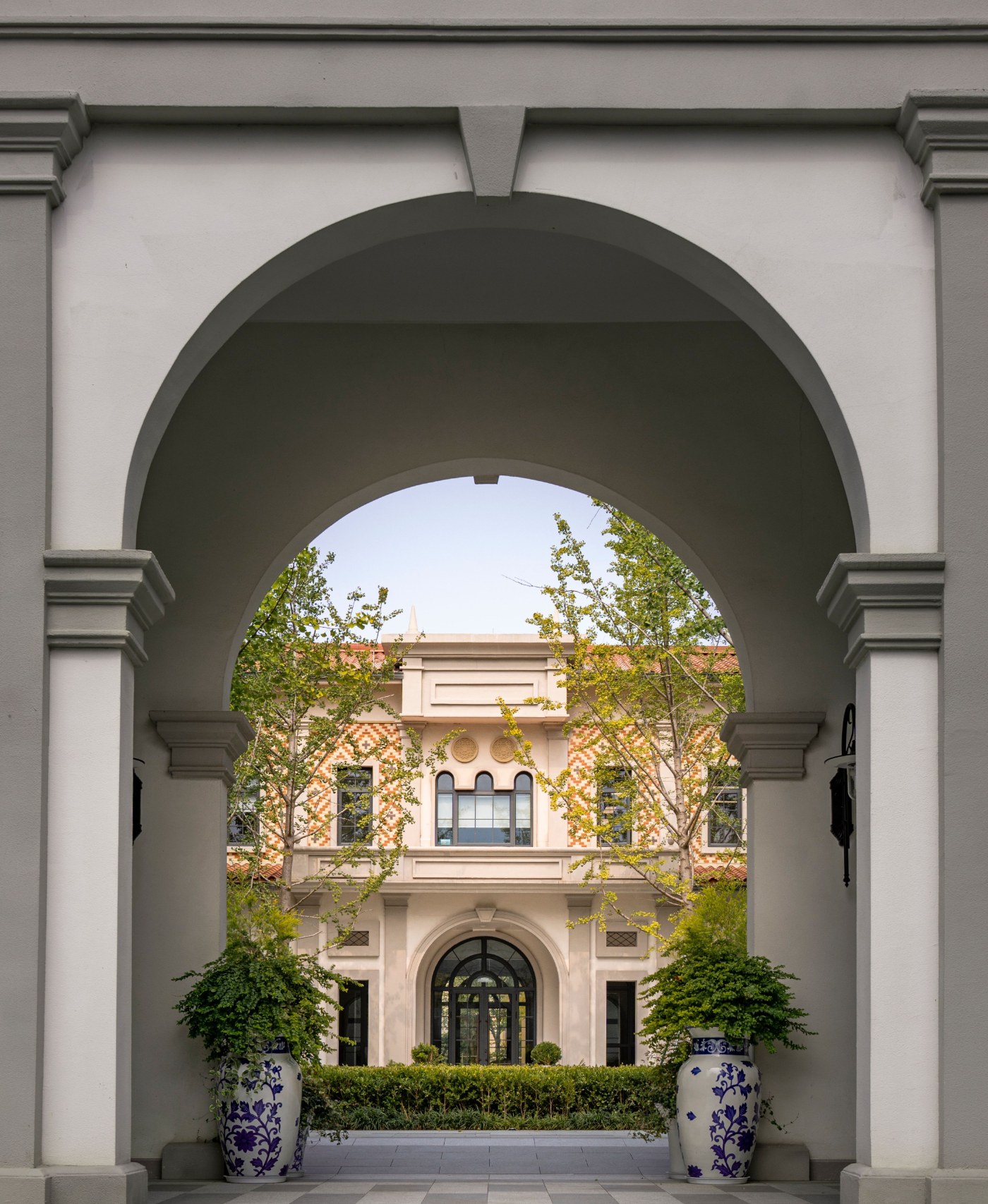Ein eleganter Torbogen – symbolisch für unsere Arbeit